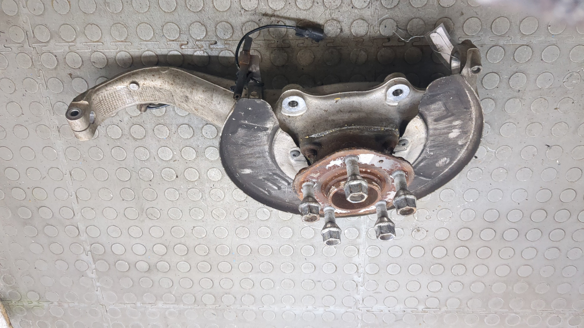 Кулак поворотный передний левый