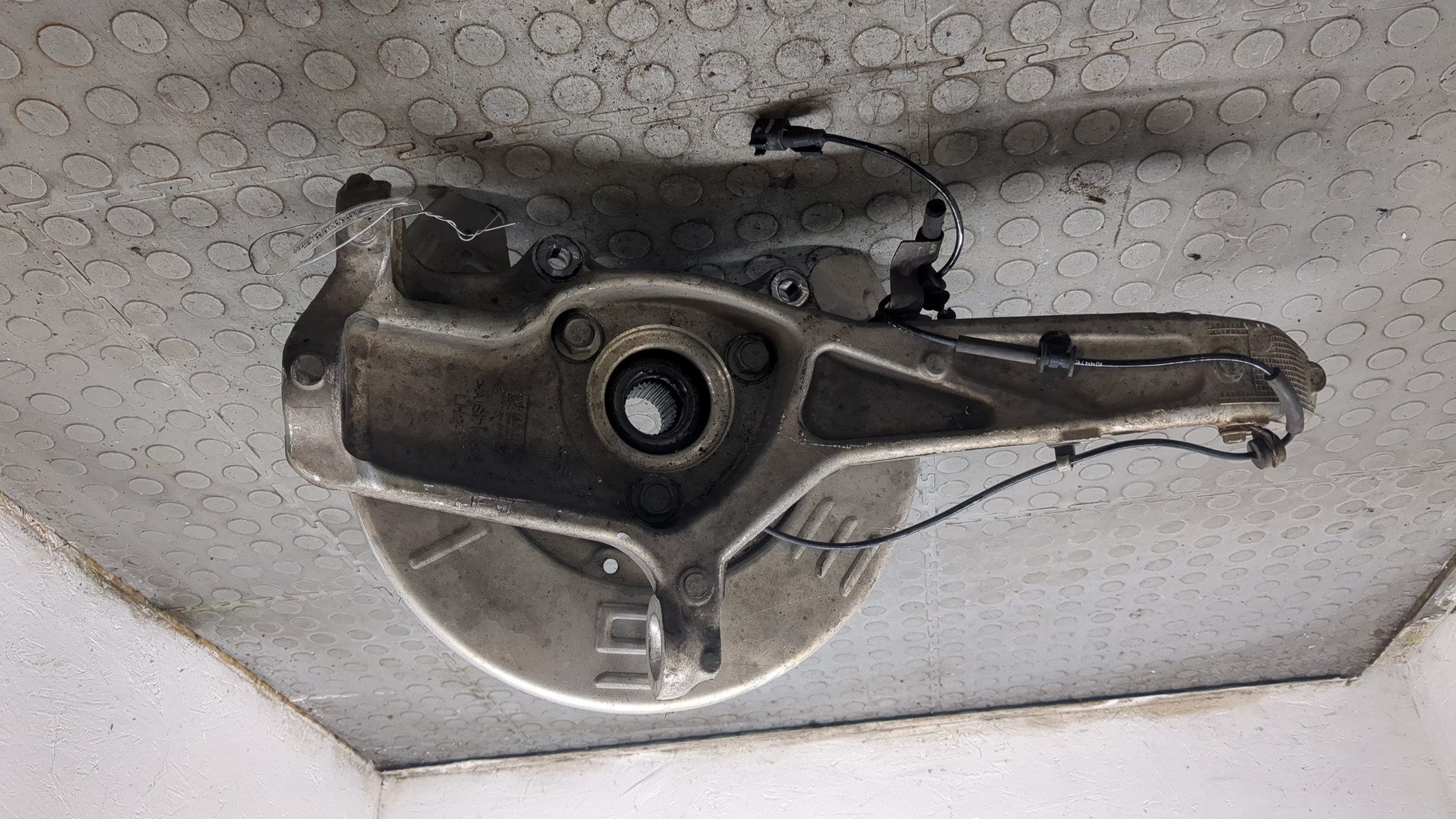 Кулак поворотный передний левый