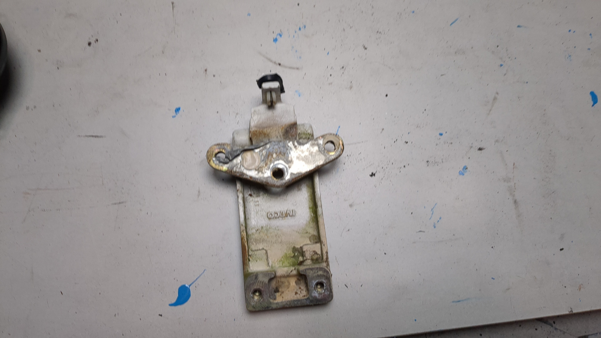 Петля двери