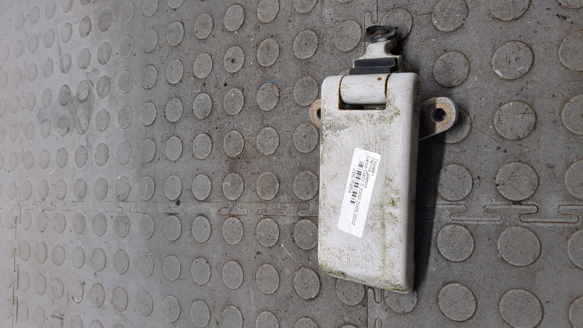 Петля двери