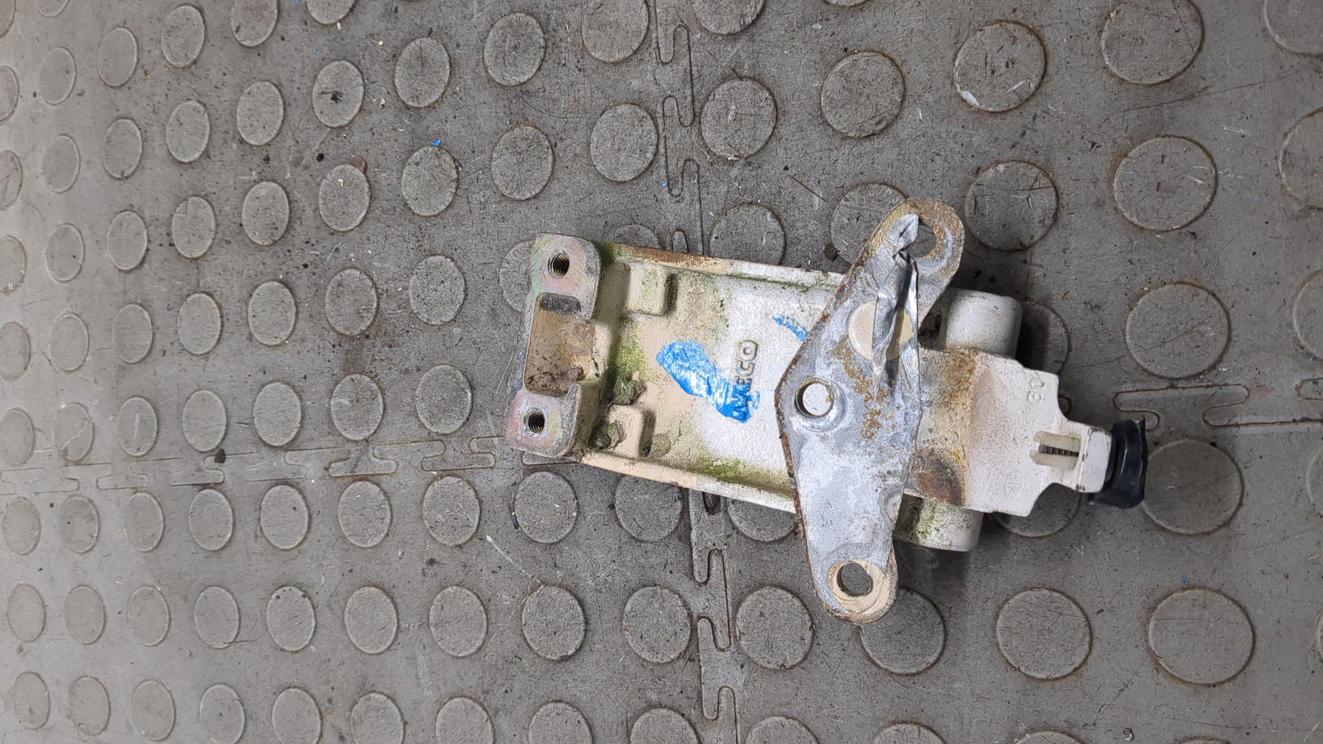 Петля двери