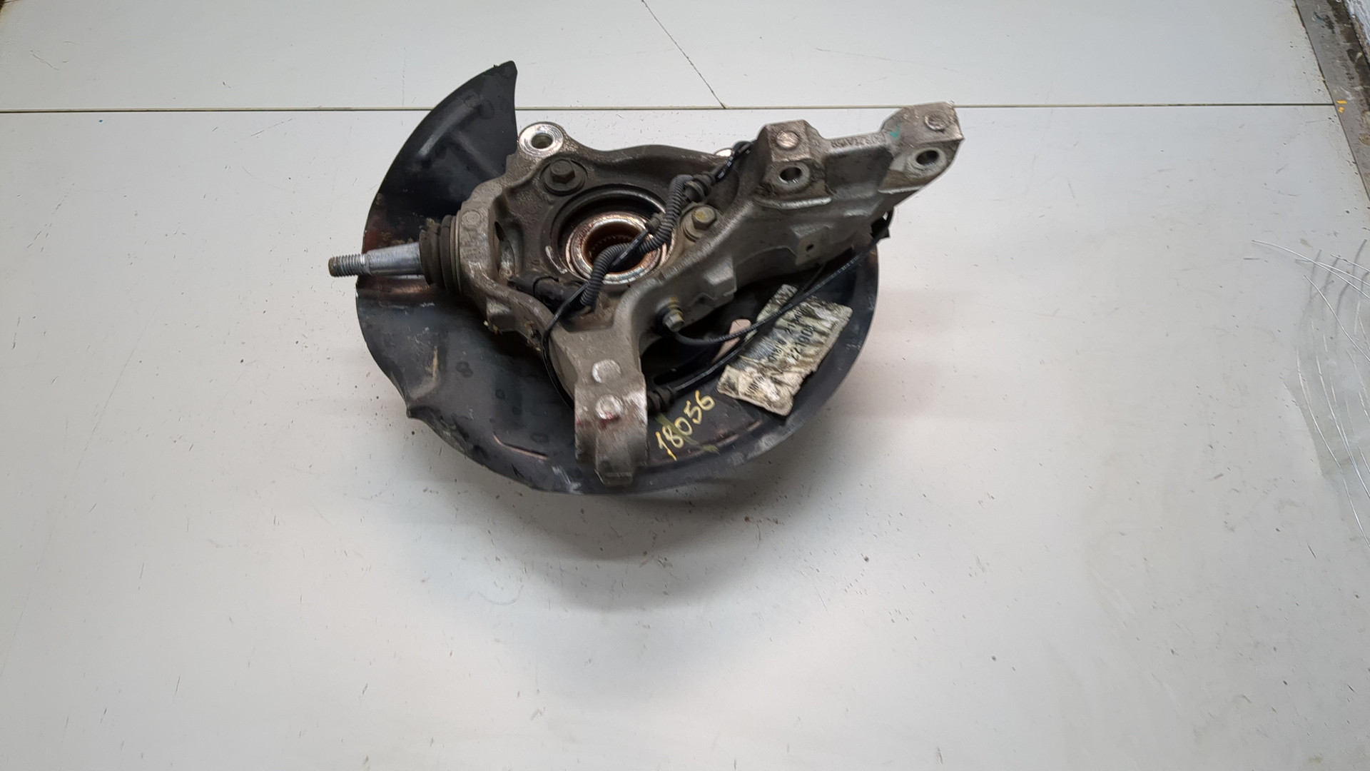 Кулак поворотный передний правый