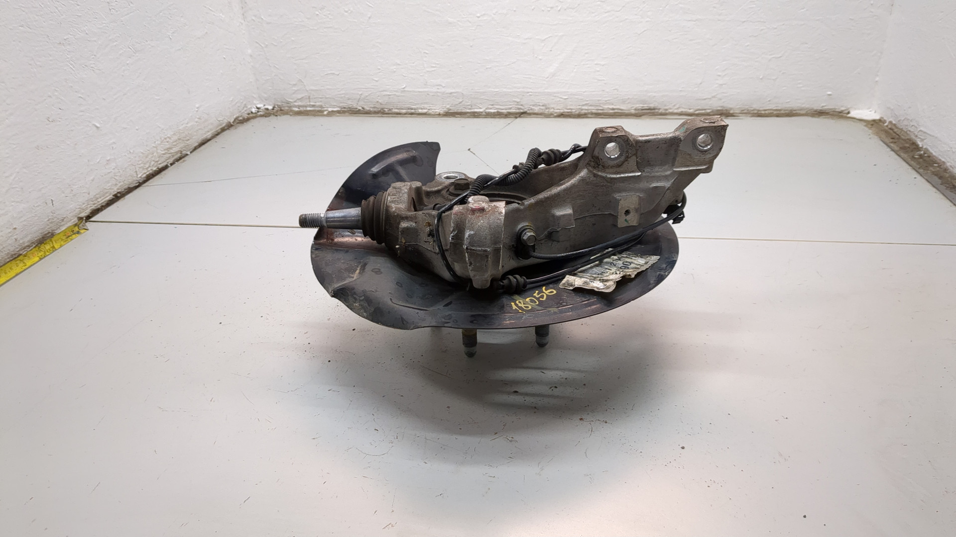 Кулак поворотный передний правый