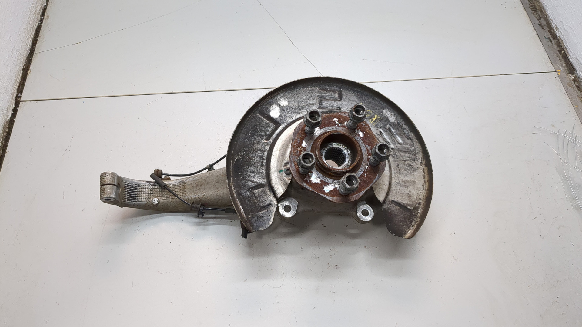 Кулак поворотный передний правый