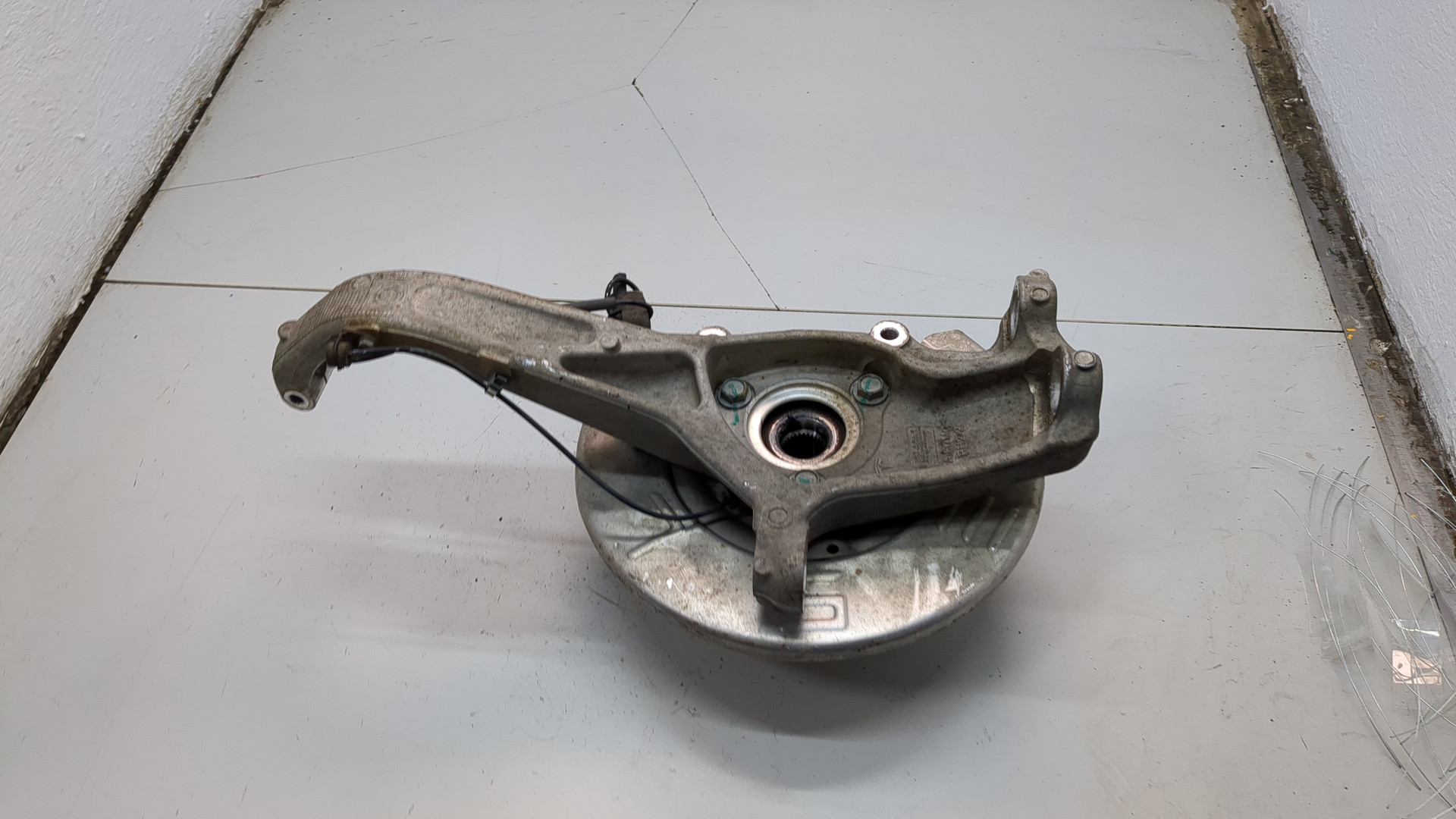 Кулак поворотный передний правый