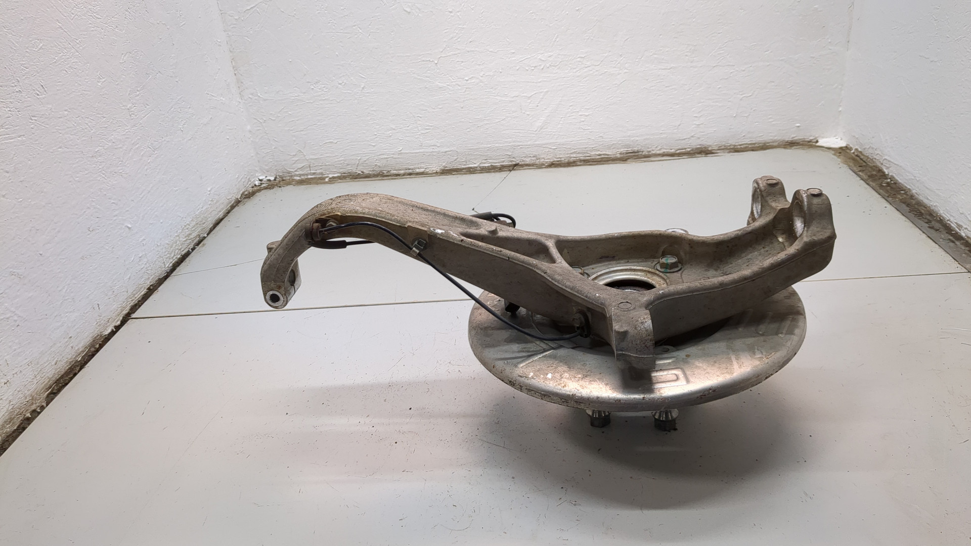 Кулак поворотный передний правый