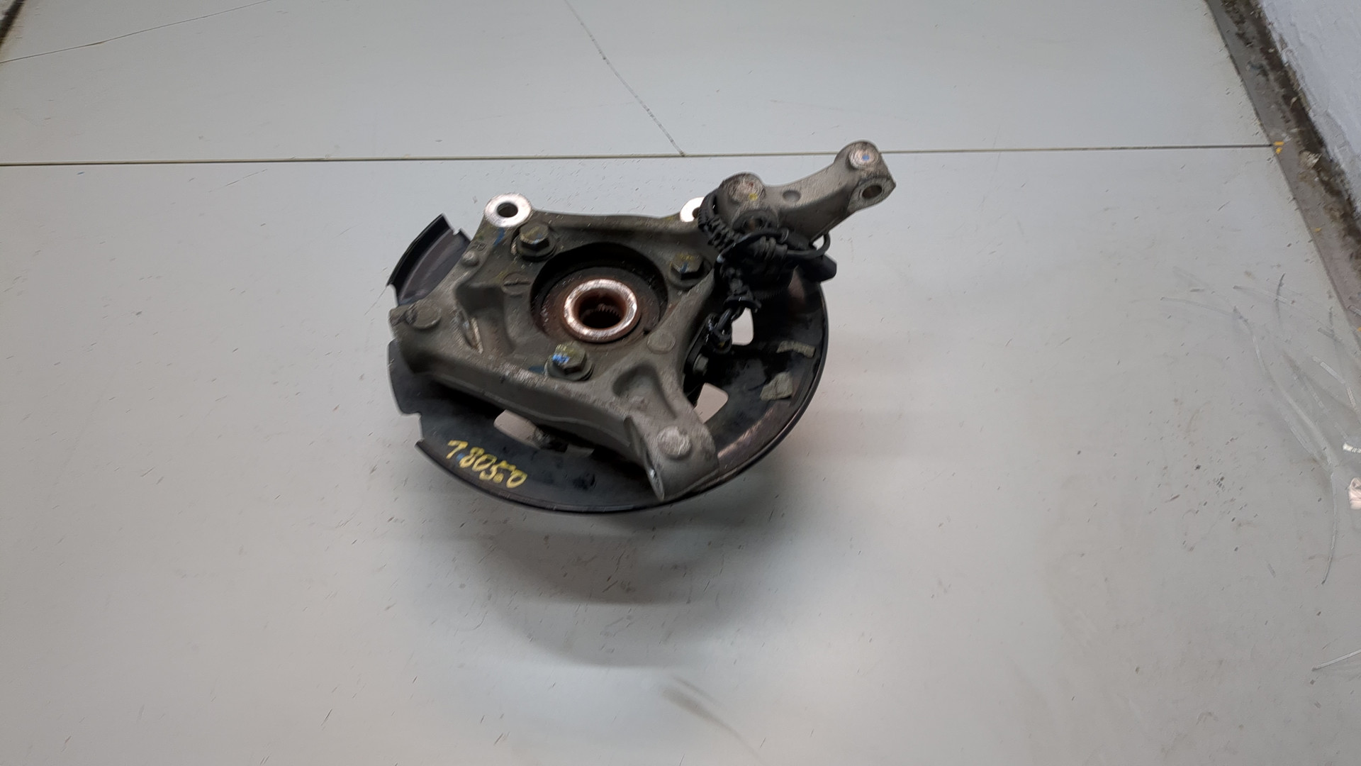 Кулак поворотный передний правый