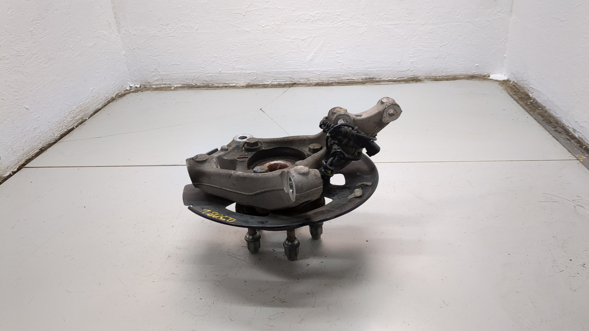 Кулак поворотный передний правый