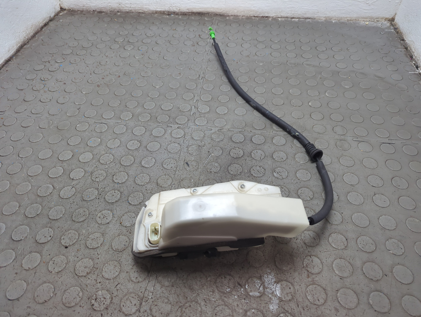 Замок двери передней левой