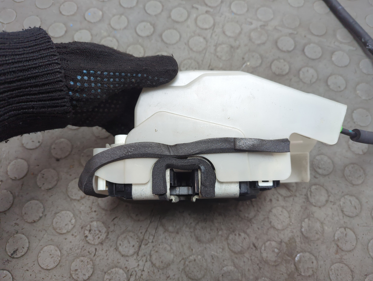 Замок двери передней левой