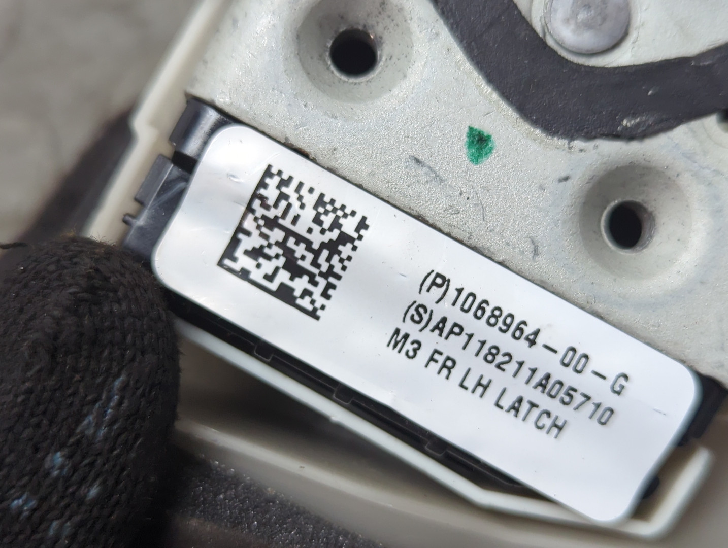 Замок двери передней левой