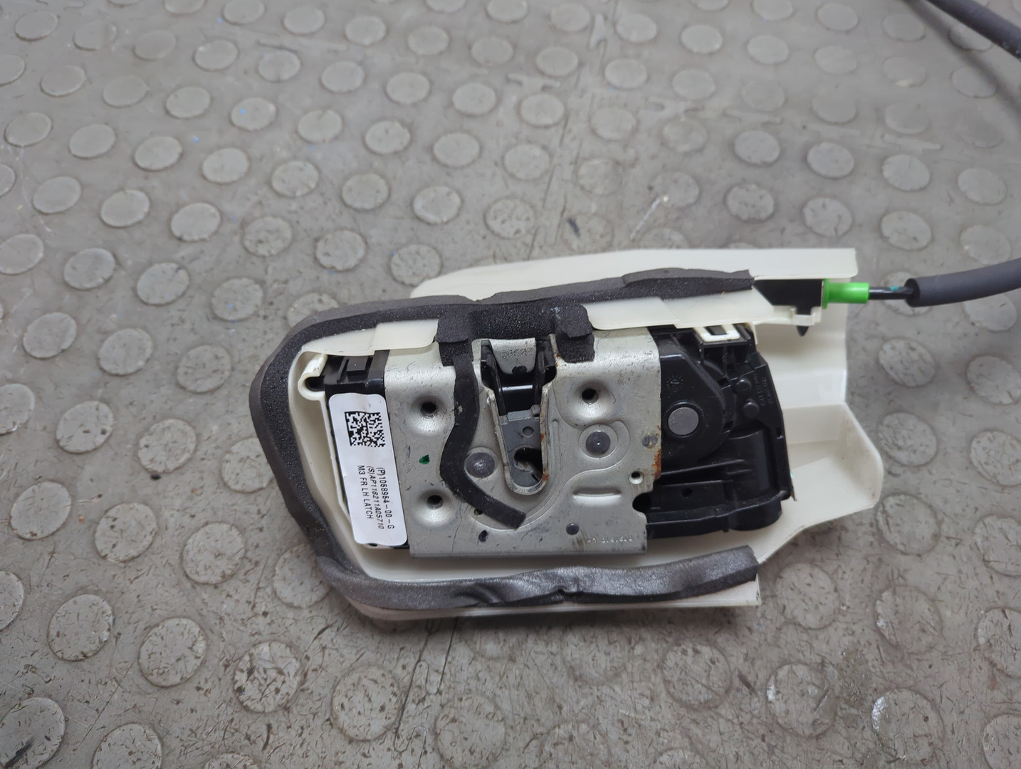 Замок двери передней левой