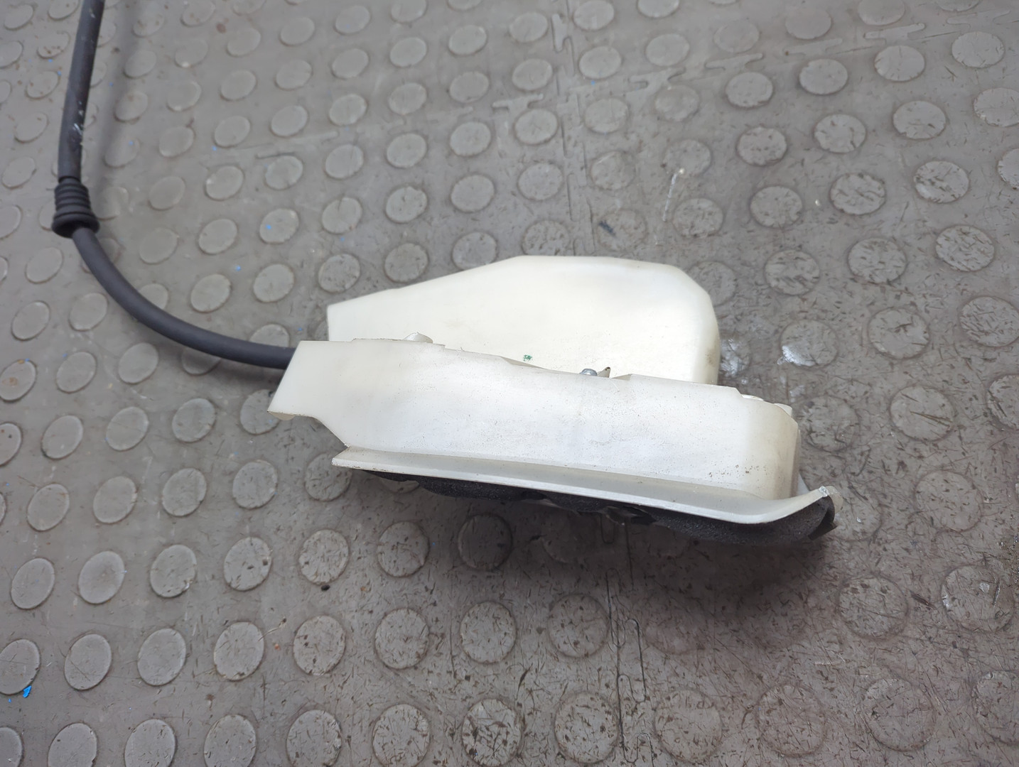 Замок двери передней левой