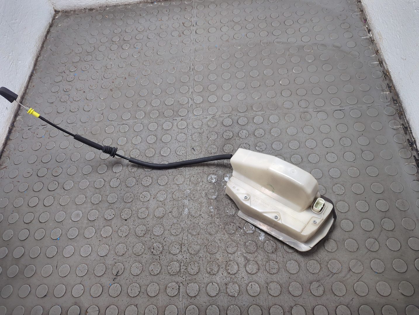 Замок двери задней левой