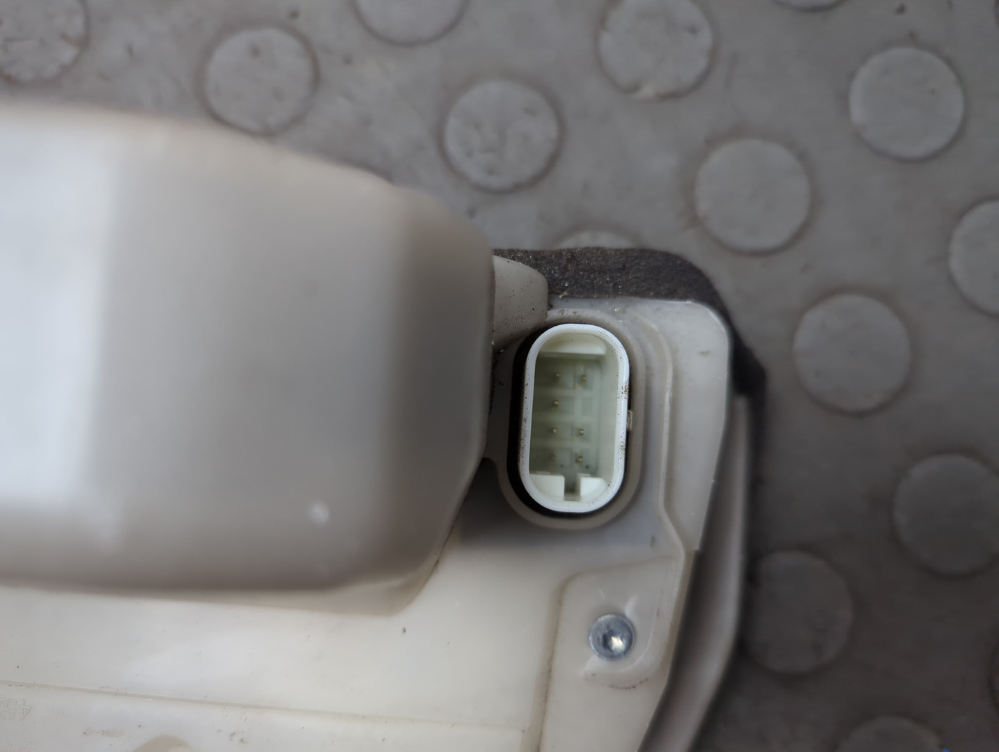 Замок двери задней левой