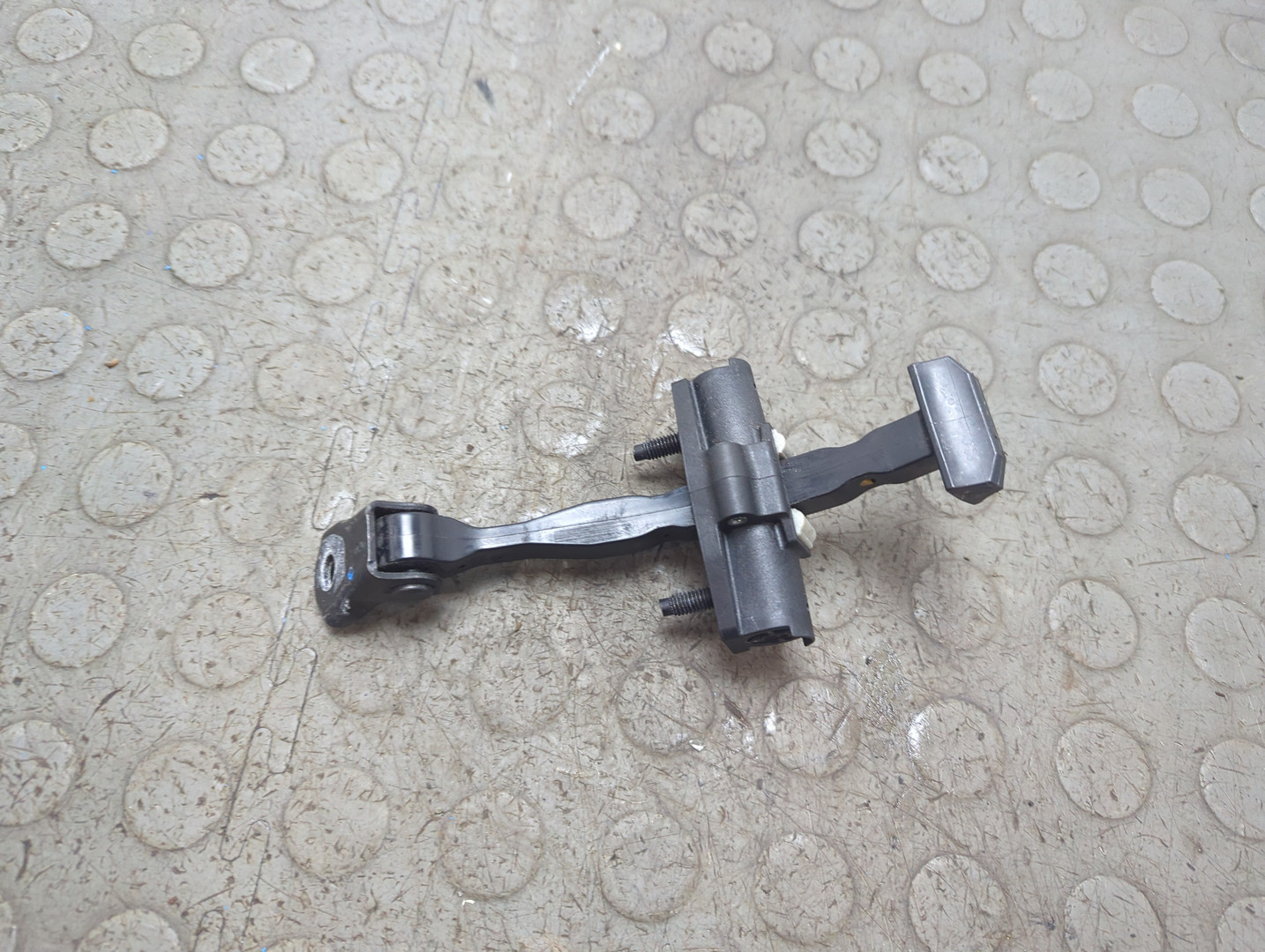 Ограничитель двери