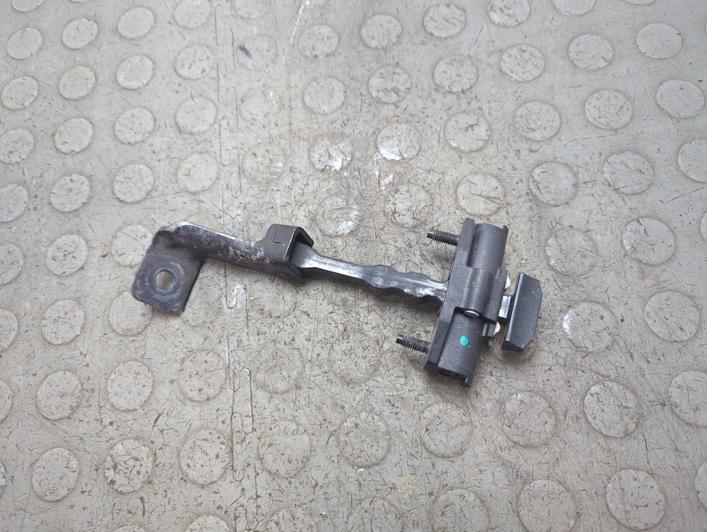 Ограничитель двери