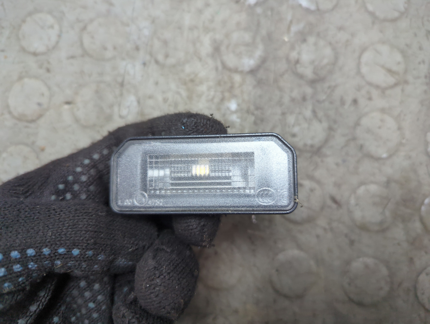 Фонарь подсветки номера