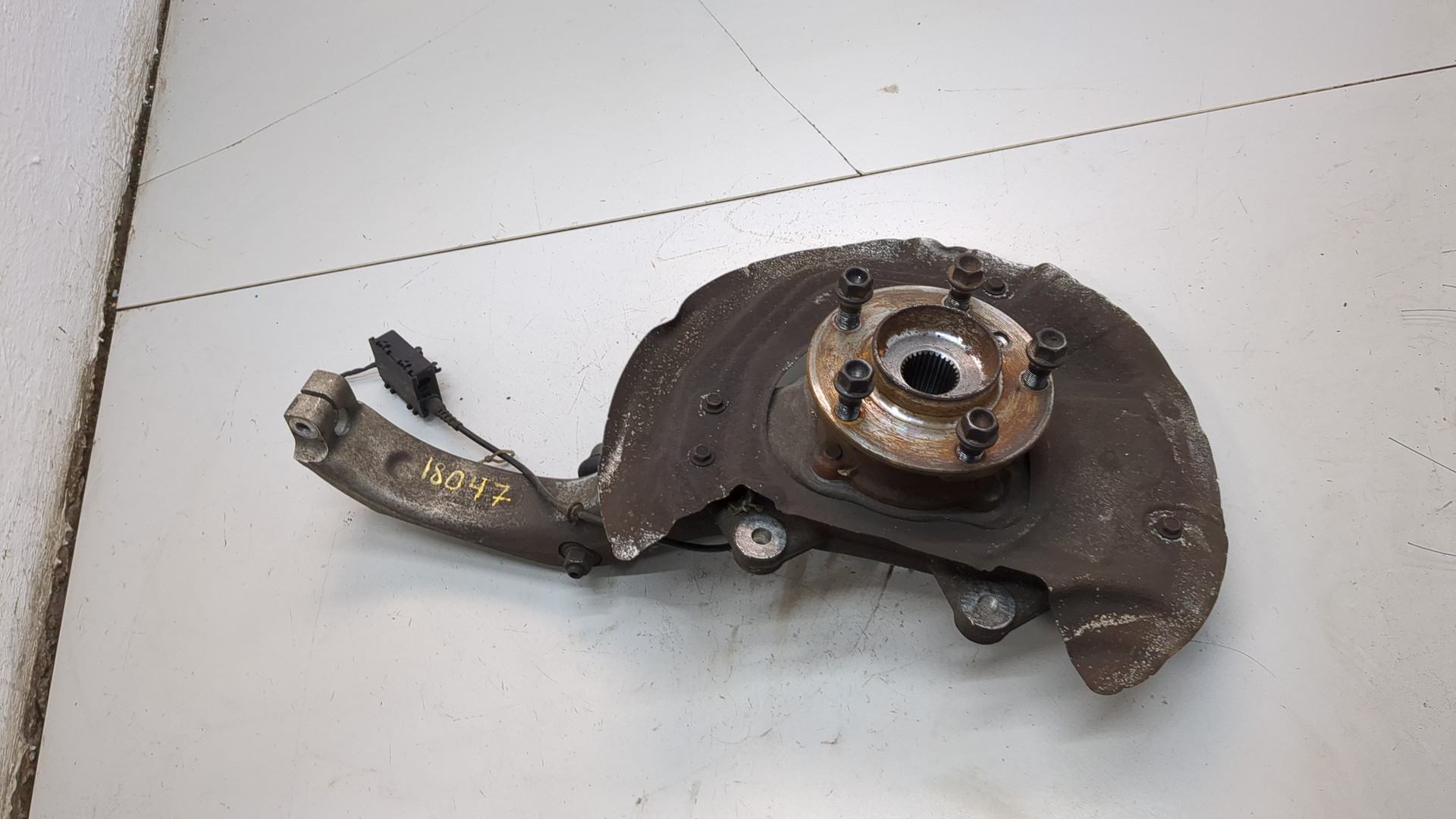 Кулак поворотный передний правый