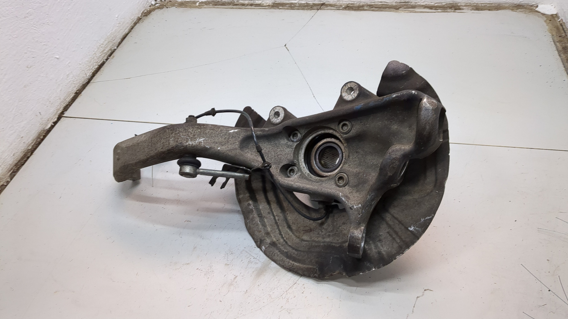 Кулак поворотный передний правый