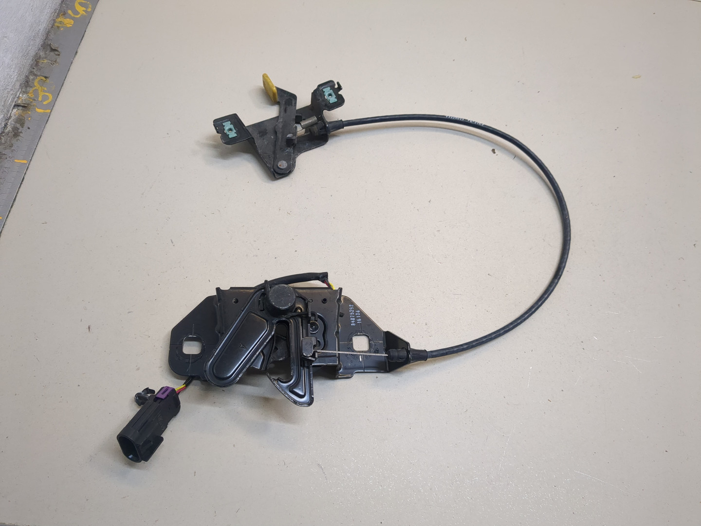 Замок капота