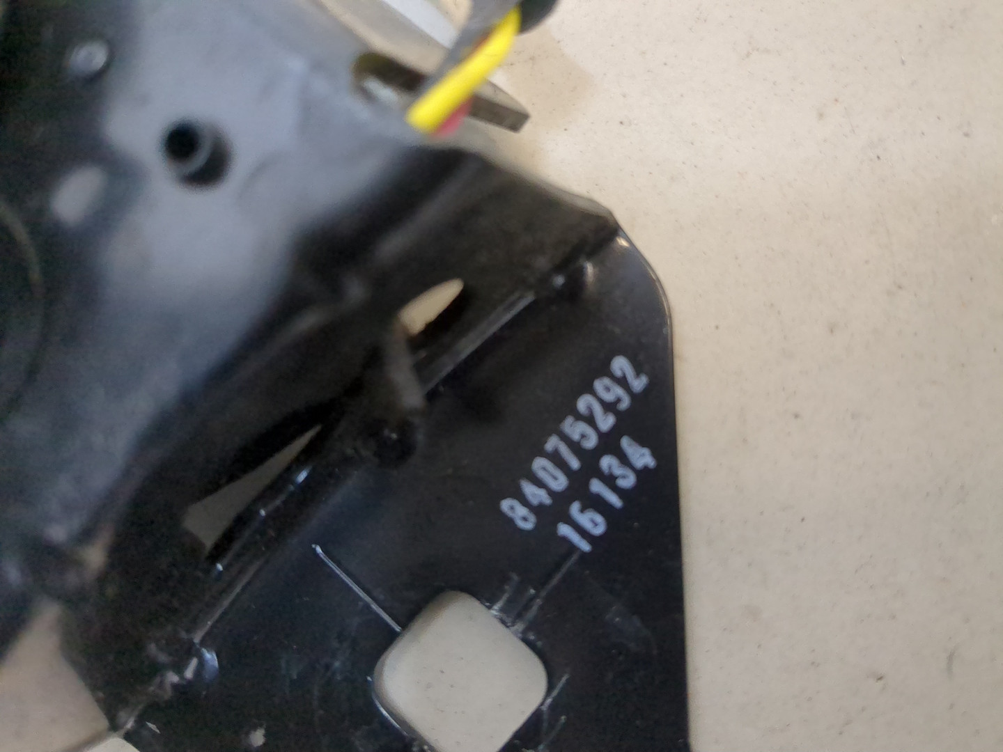 Замок капота