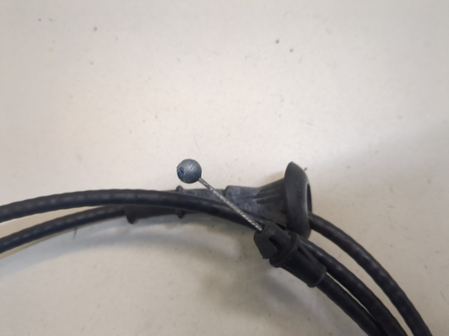 Трос открывания капота