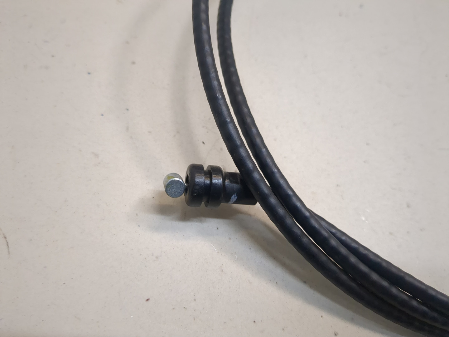 Трос открывания капота