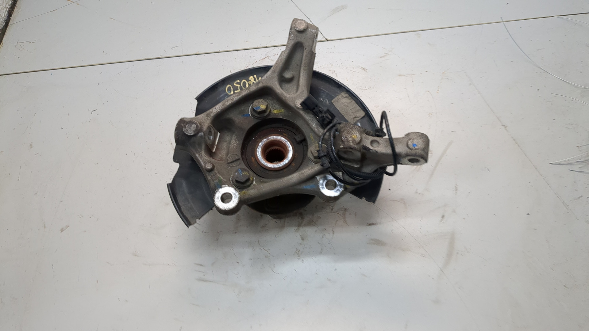 Кулак поворотный передний левый