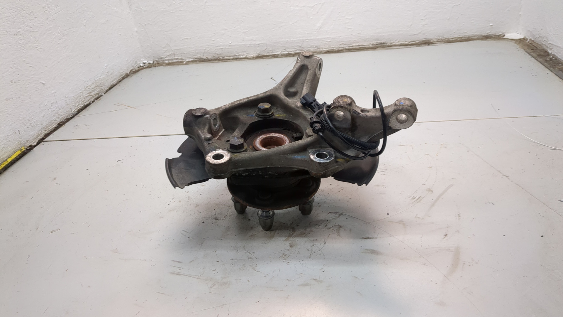 Кулак поворотный передний левый