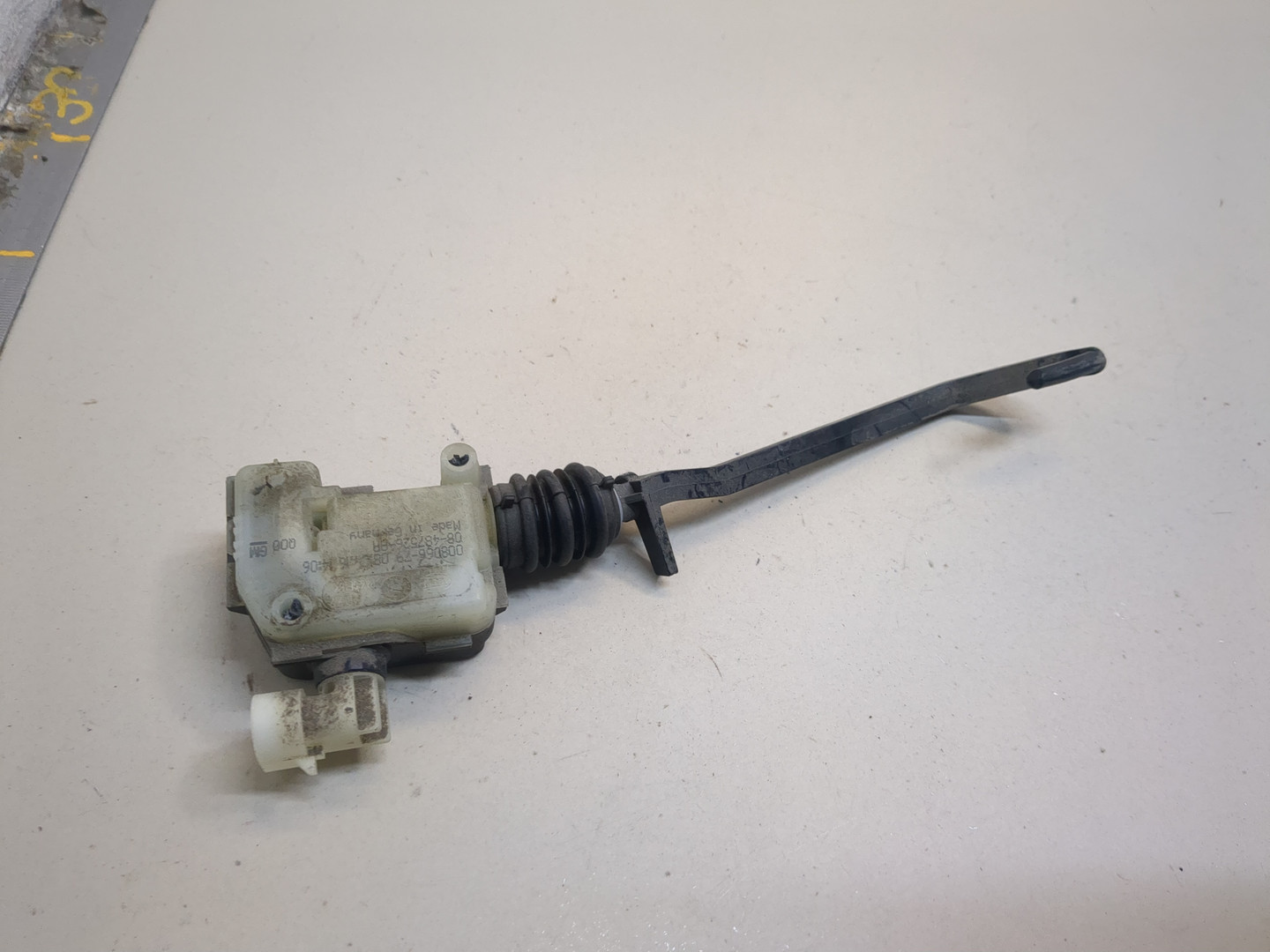 Активатор замка крышки бензобака