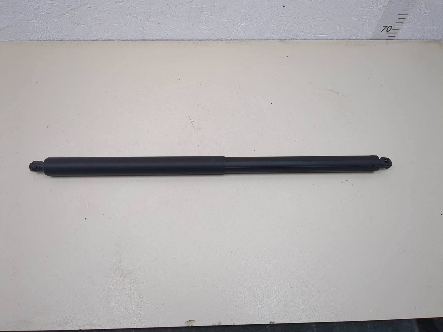 Амортизатор крышки багажника