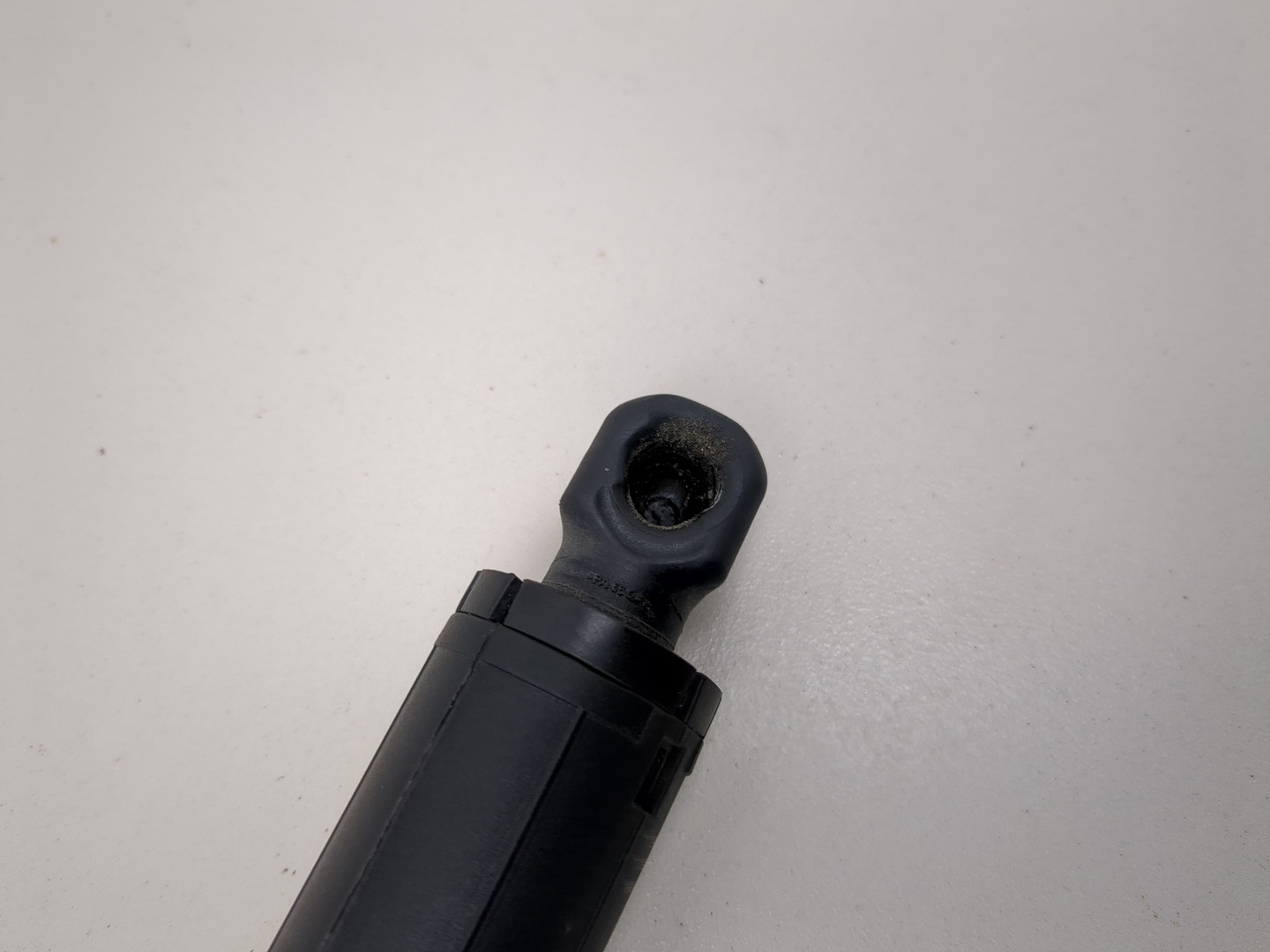 Амортизатор крышки багажника