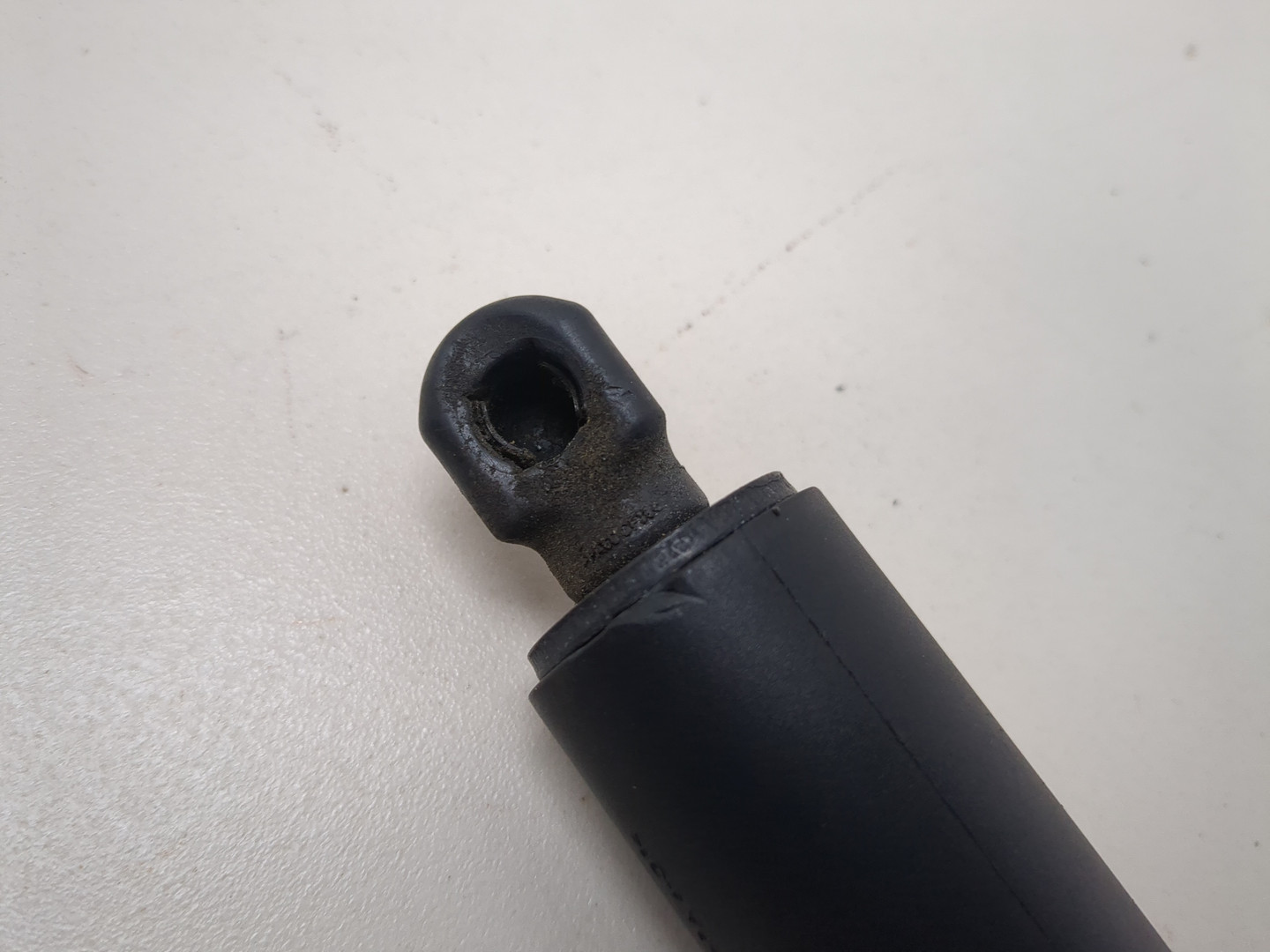 Амортизатор крышки багажника