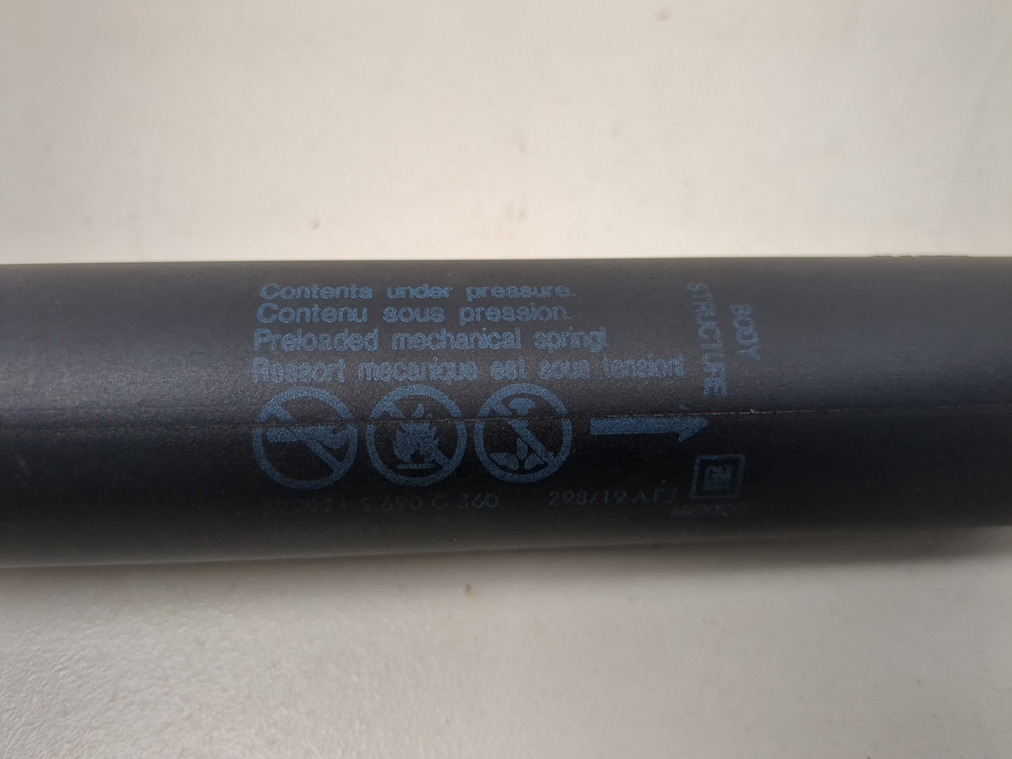 Амортизатор крышки багажника