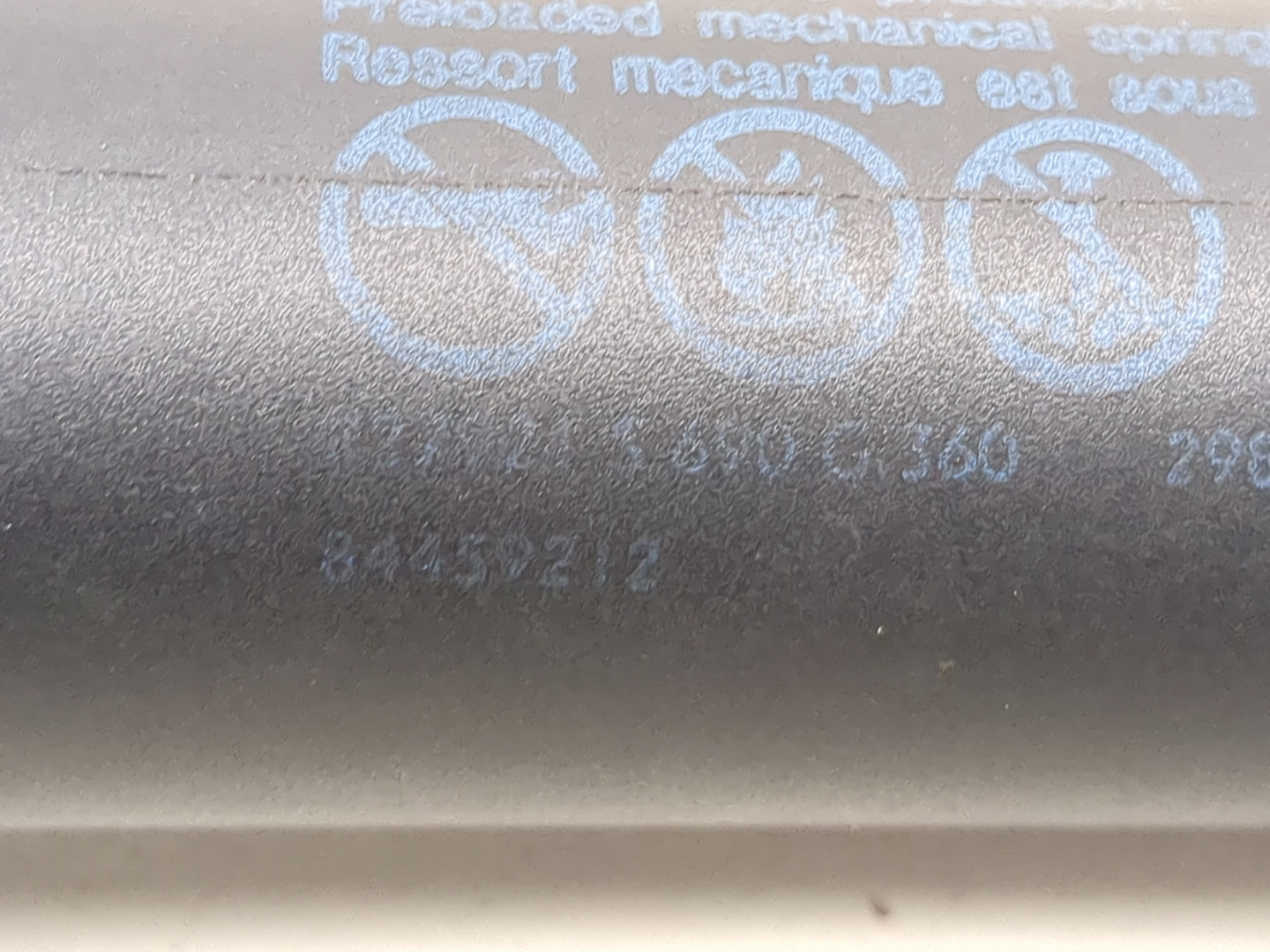 Амортизатор крышки багажника