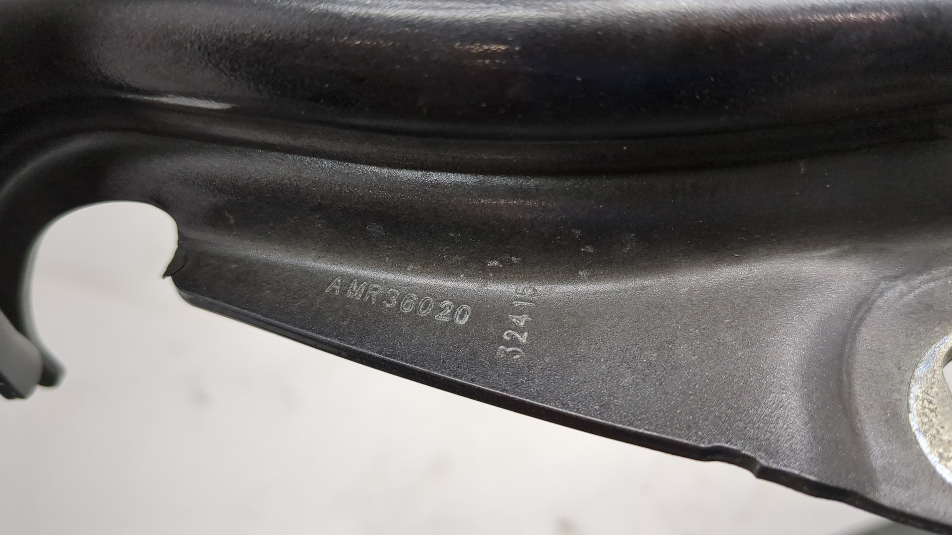 Петля капота левая