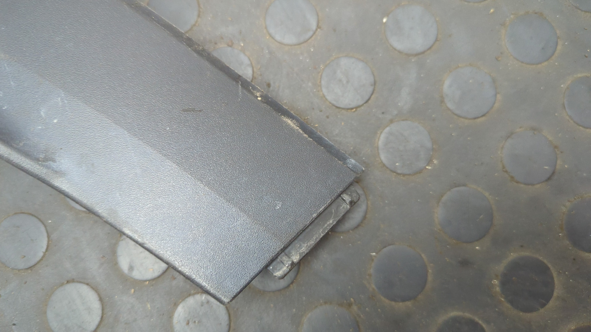 Накладка заднего крыла левого