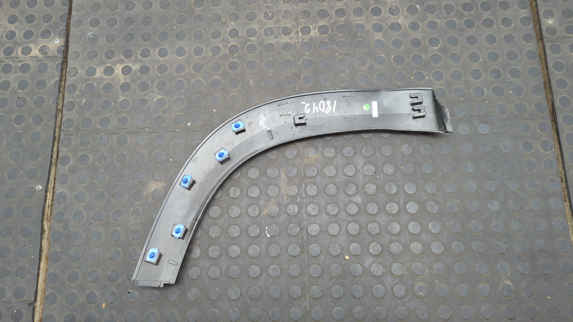 Накладка заднего крыла левого