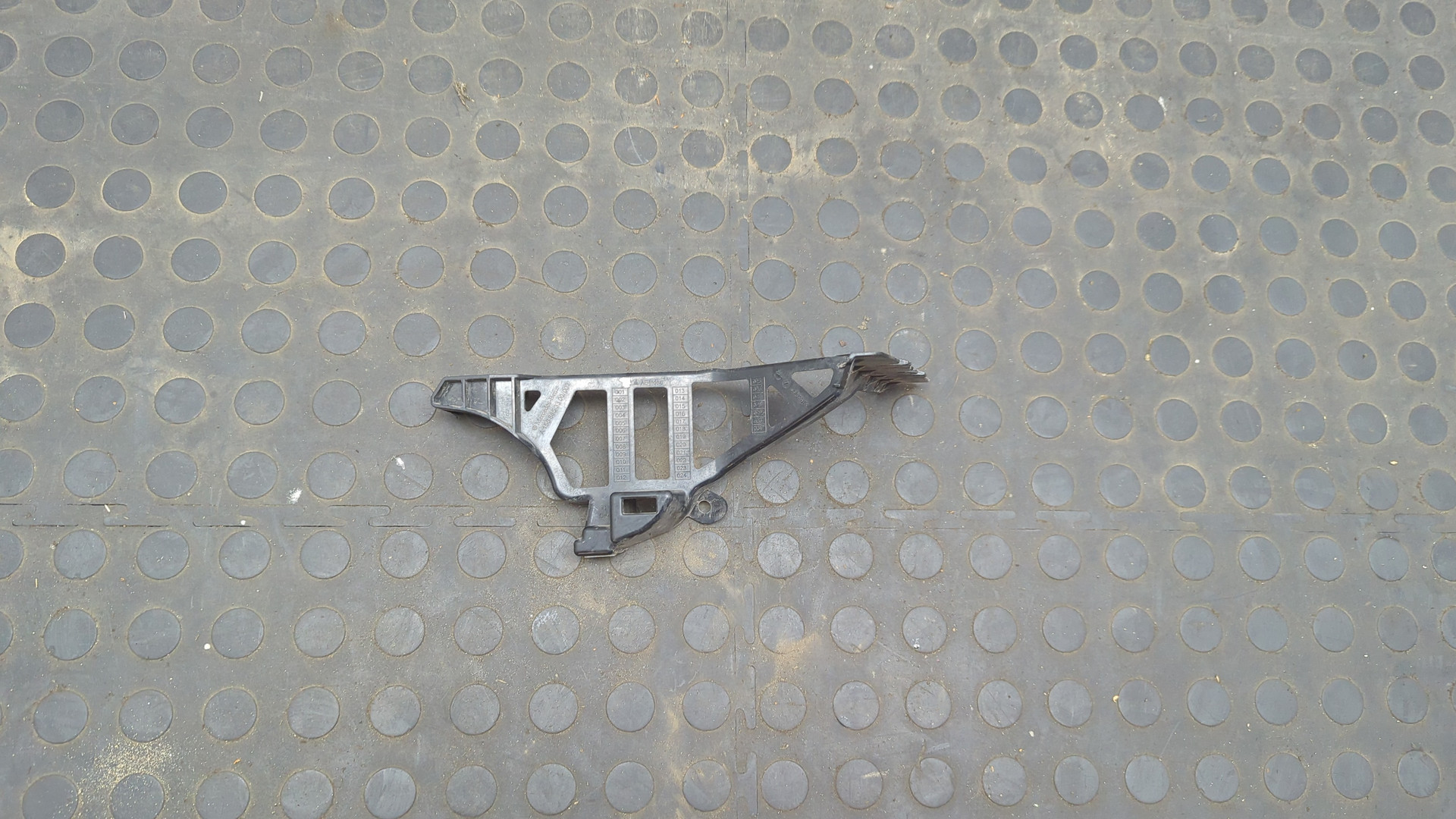 Кронштейн заднего бампера левый