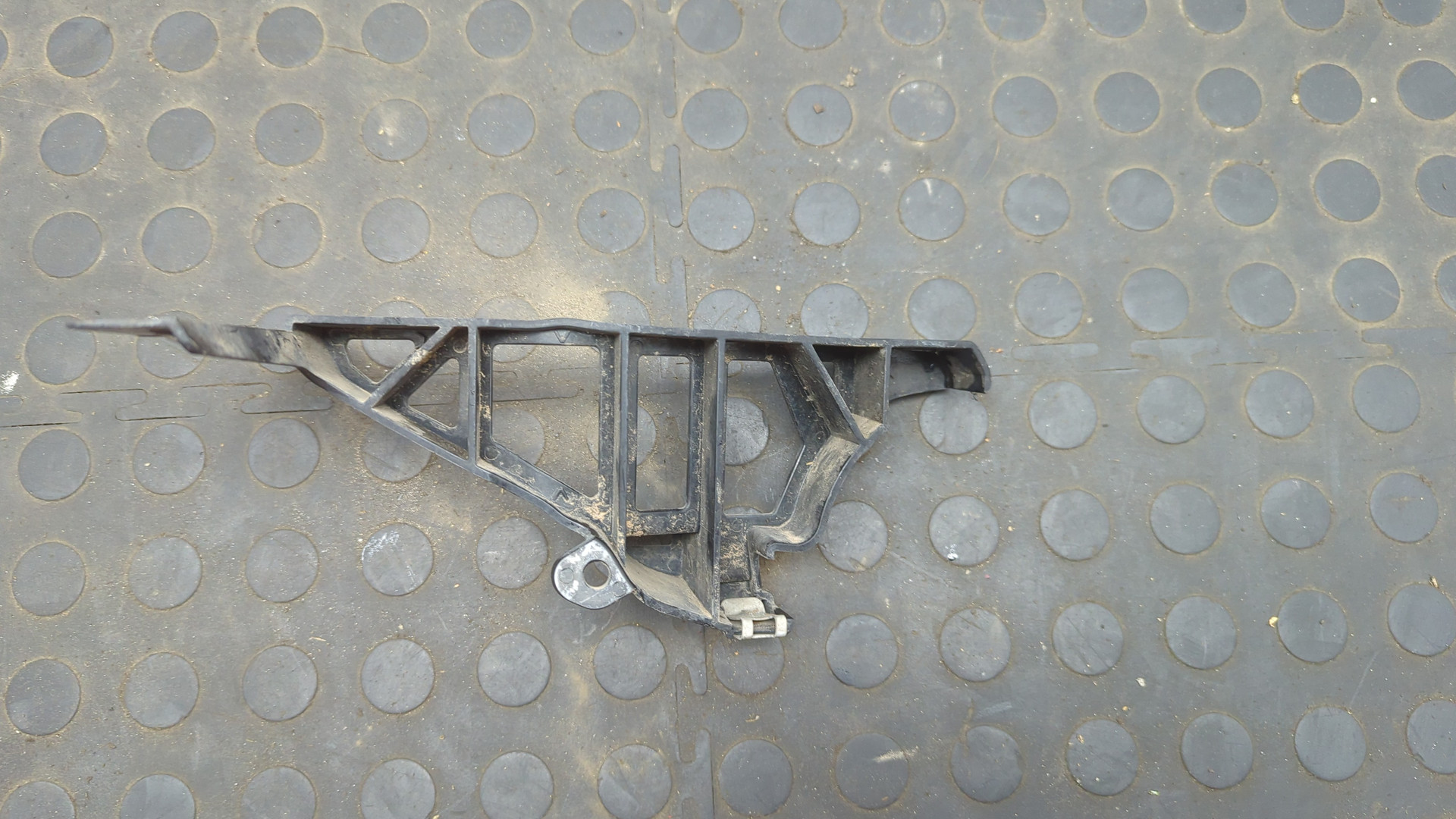 Кронштейн заднего бампера левый