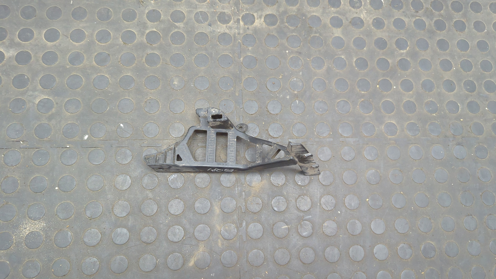 Кронштейн заднего бампера правый