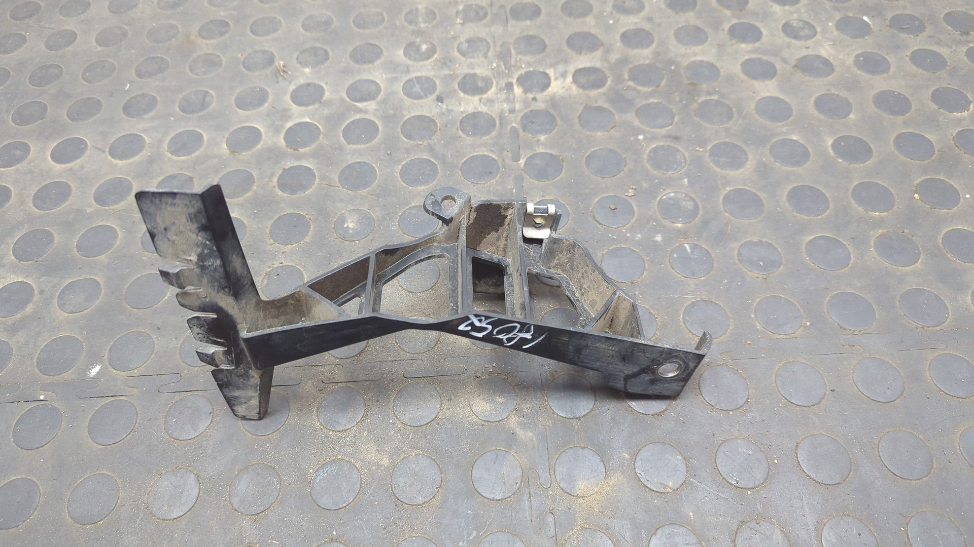 Кронштейн заднего бампера правый