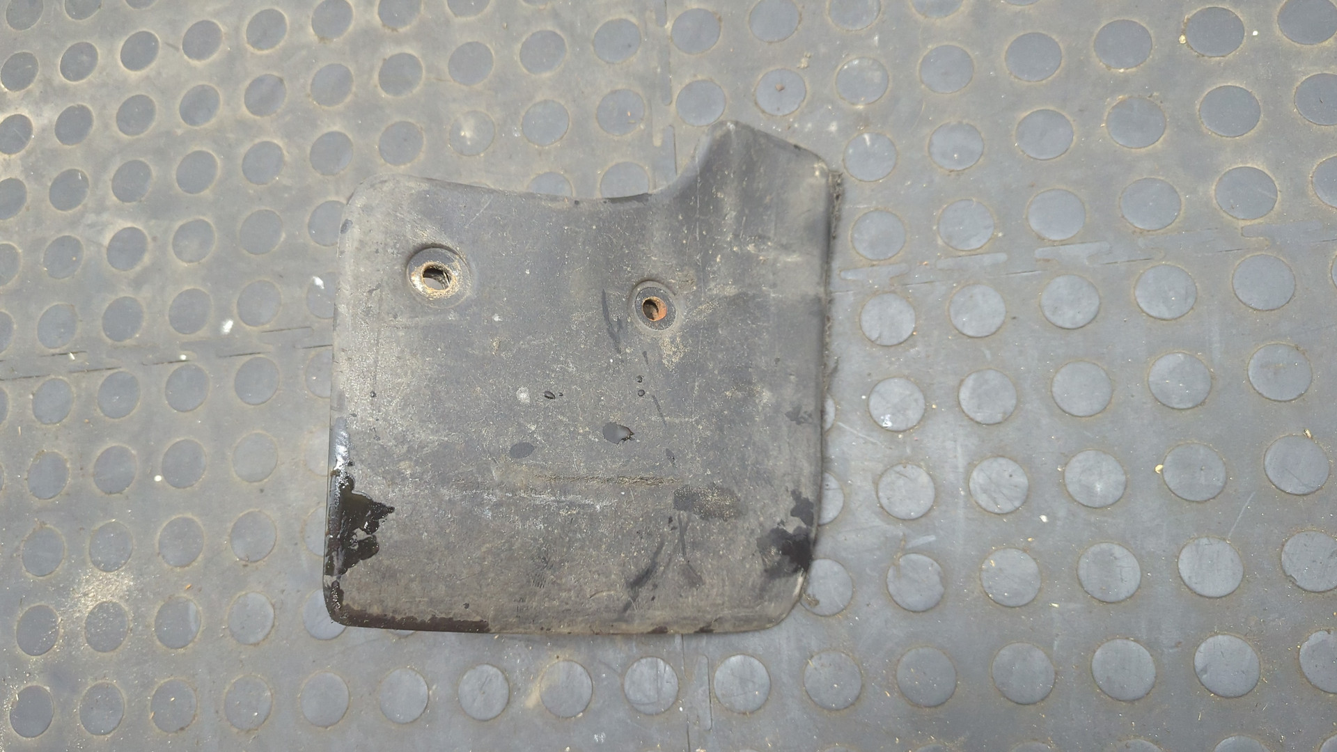 Брызговик передний левый