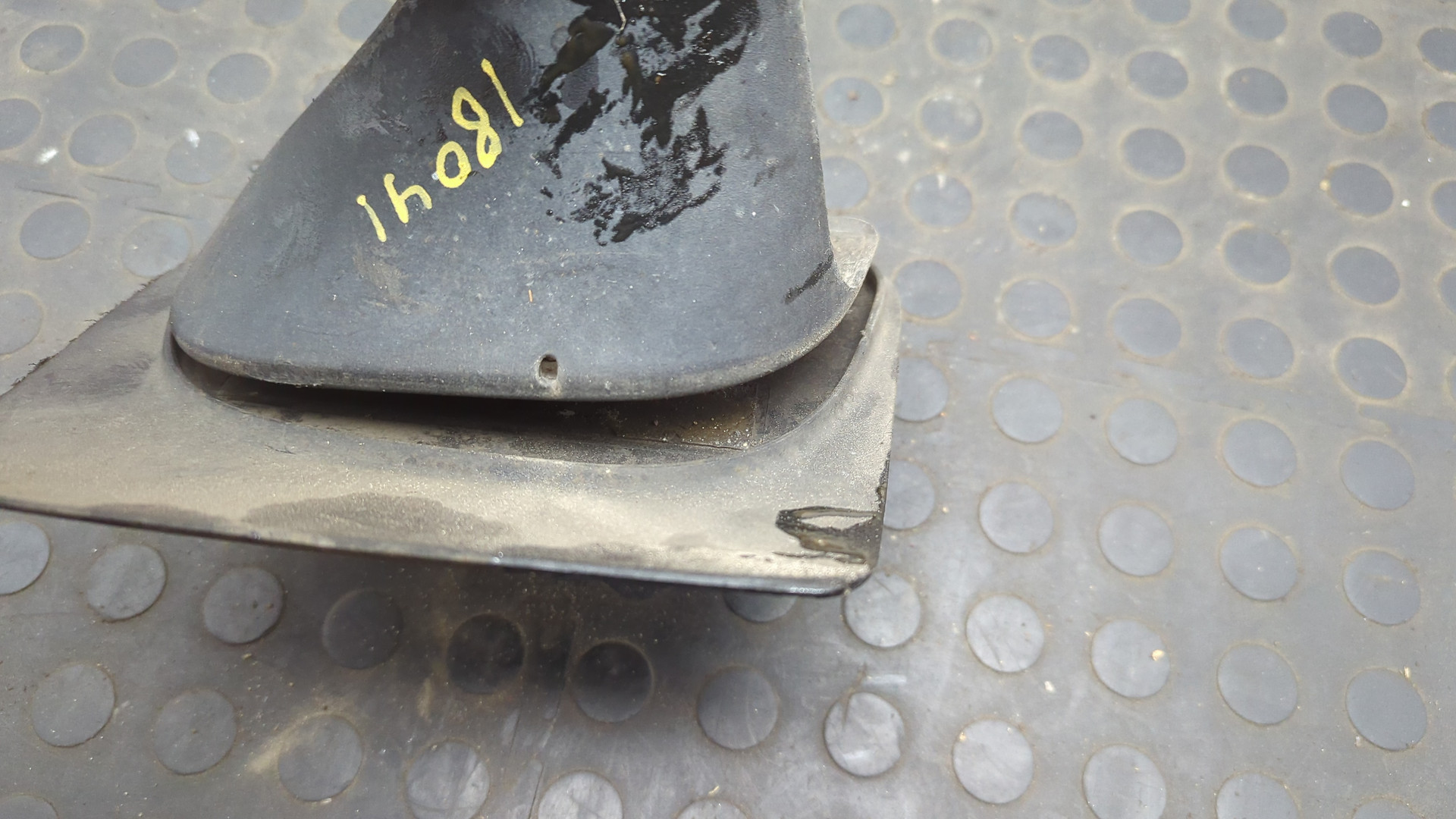 Брызговик передний левый