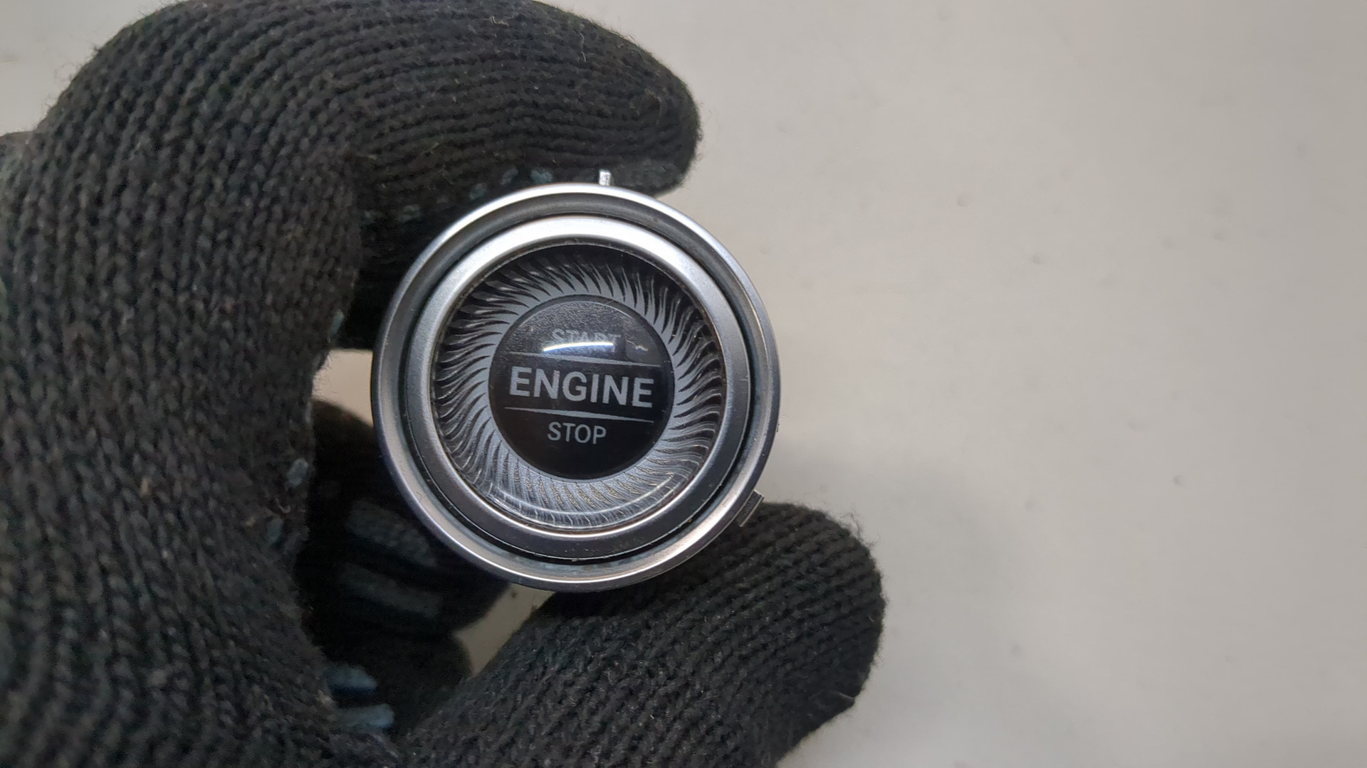 Кнопка запуска двигателя