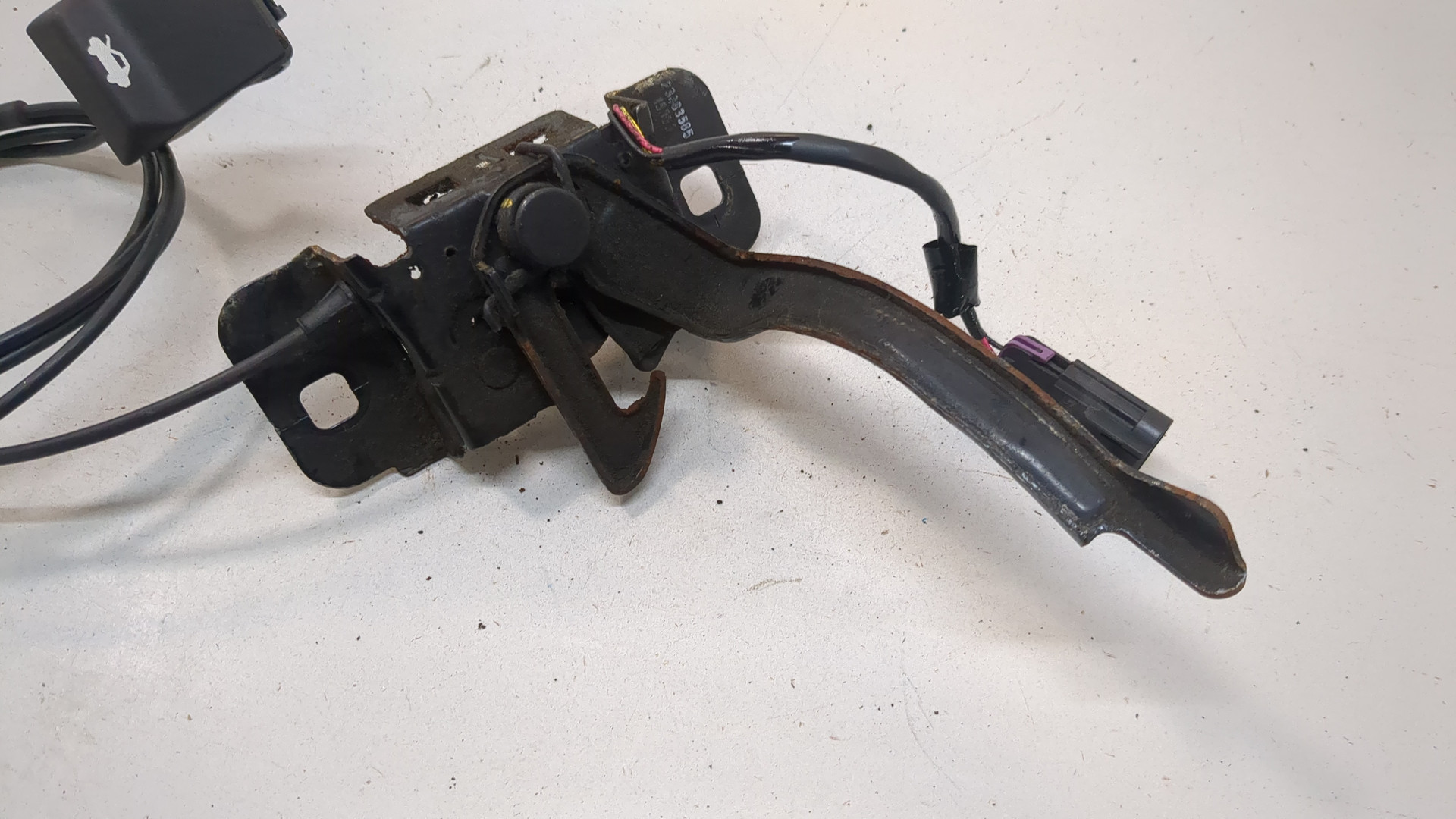 Замок капота