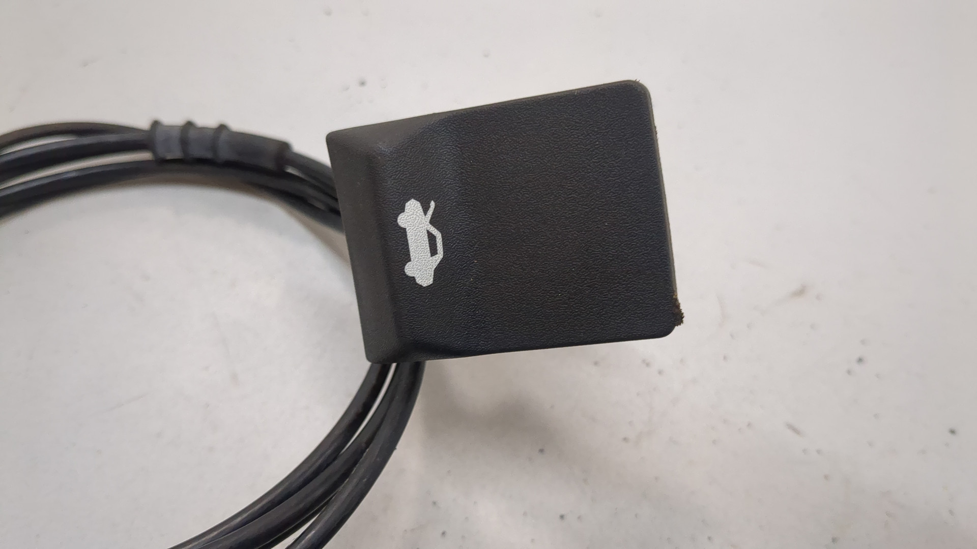 Замок капота