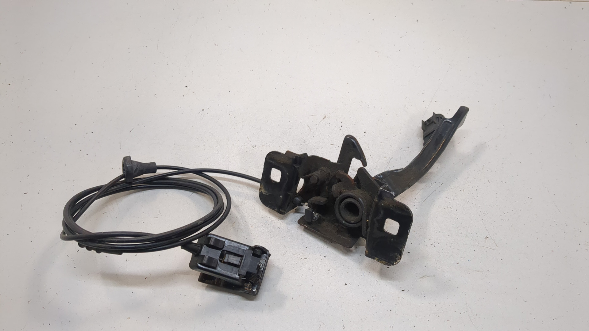 Замок капота