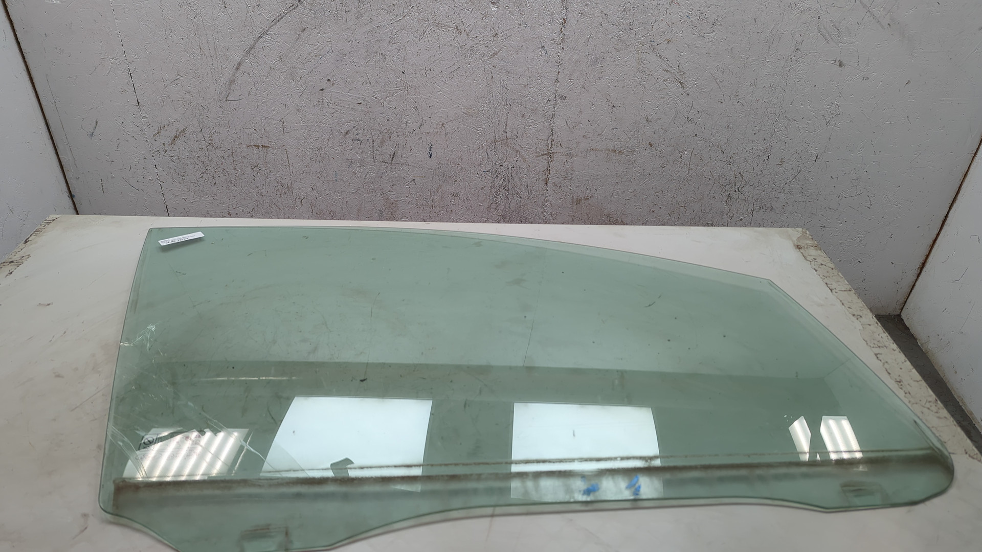 Стекло двери передней правой